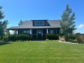 Building Photo - Stunning luxury rental!