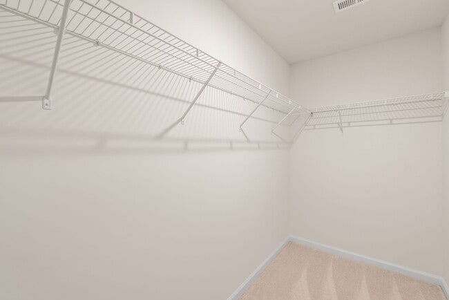 Building Photo - Move-in Ready 5 Bedroom Home!