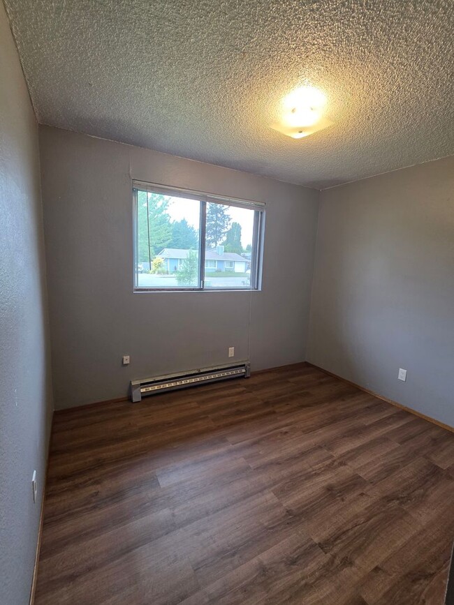 Building Photo - NE Tacoma "Retro" Rambler home - 3 bedroom plus den with 1 bathroom, 2 car garage, AC units - Ava...
