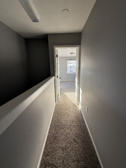 Building Photo - 8934 S South Hill Dr