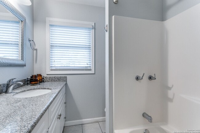 Building Photo - CHARMING 4-BEDROOM IN WILSHIRE VILLAGE