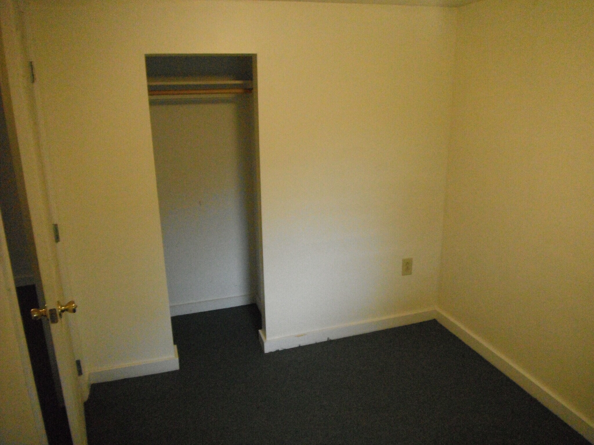 bedroom - 12 N River St