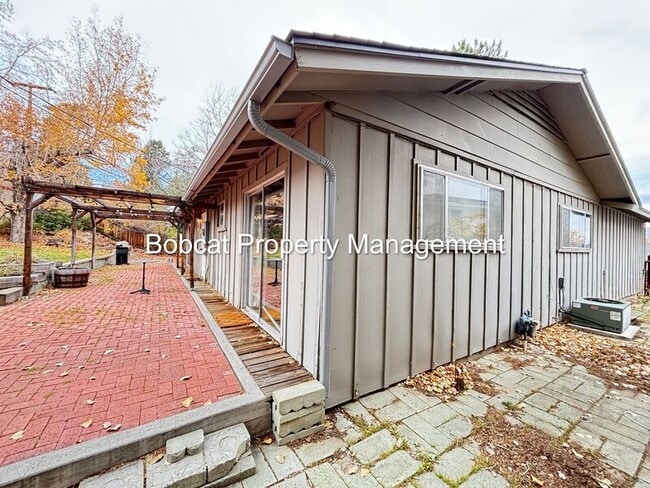 Building Photo - 708 Highland St