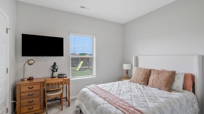 Building Photo - Like-new 4BR/3BA home in desirable St. Cla...