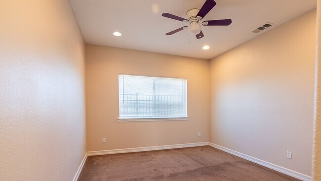 Building Photo - Huge Bay Front 3 Bed 2.5 Bath