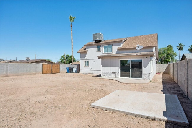 Building Photo - 2423 E Maryland Dr