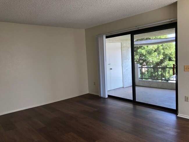 Building Photo - Mira Mesa Top Floor Dual Master Condo!