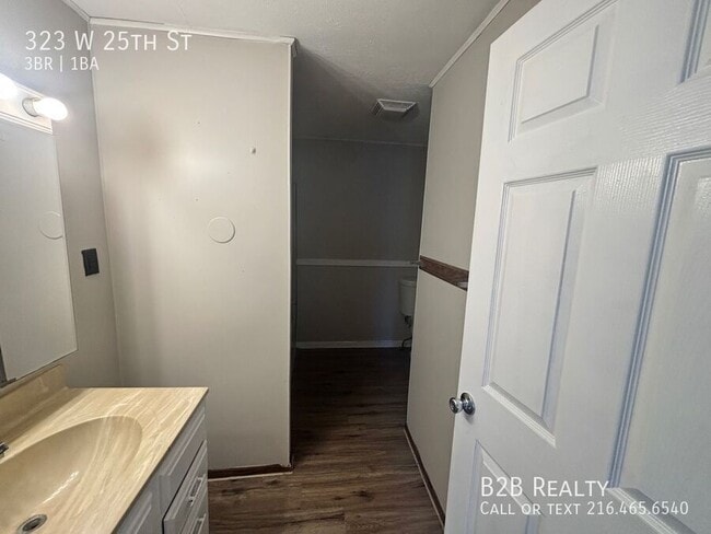 Building Photo - 323 W 25th St