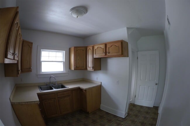 Building Photo - 915 Woodstock Ave