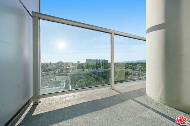 Building Photo - 13700 Marina Pointe Dr