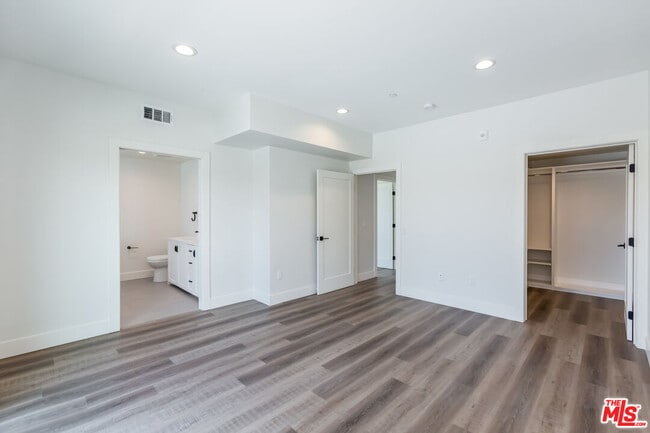 Building Photo - 857 Hayworth Ave