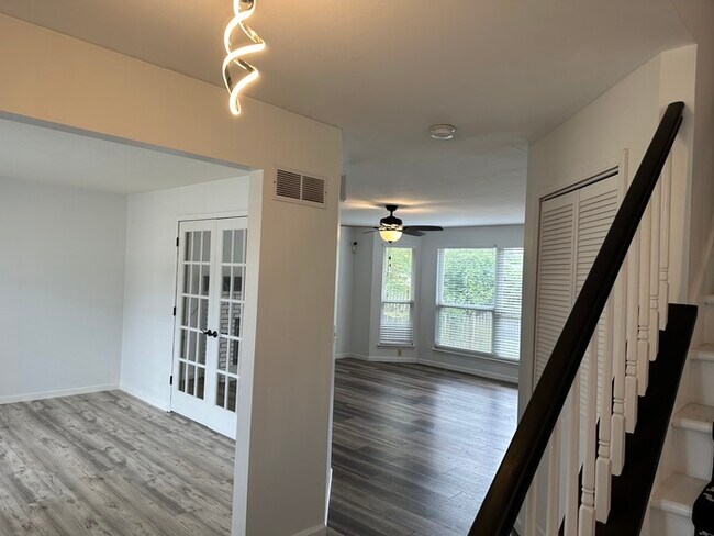 Building Photo - Beautiful 4Bedroom 2.5 bath 2 Car Garage I...