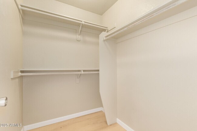 Building Photo - 1402 E Guadalupe Rd