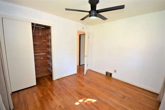 Building Photo - 1009 N Hills Dr