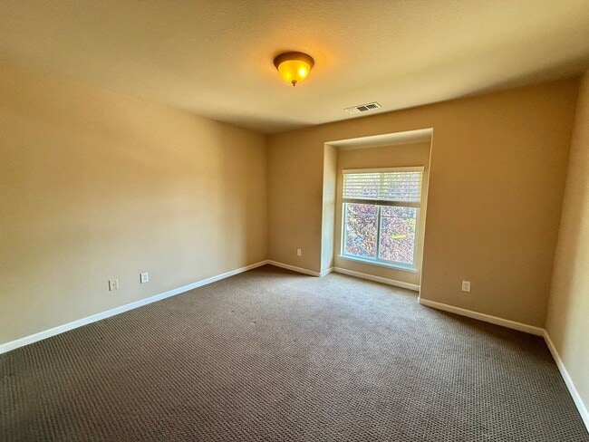 Building Photo - Charming 4 Bedroom Home in Springlake