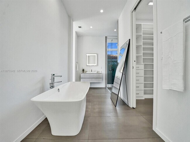 Building Photo - 2217 NE 17th Terrace