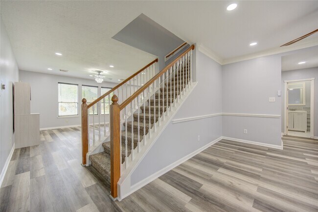 Building Photo - 9351 Royal Way