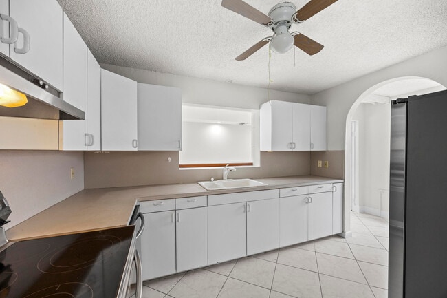 Building Photo - 1828 N Palmway