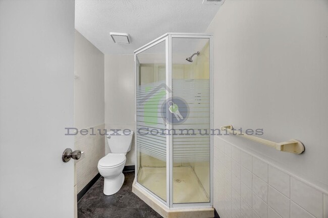 Building Photo - Spacious 4 Bedroom- With Extra room! New Remodel!