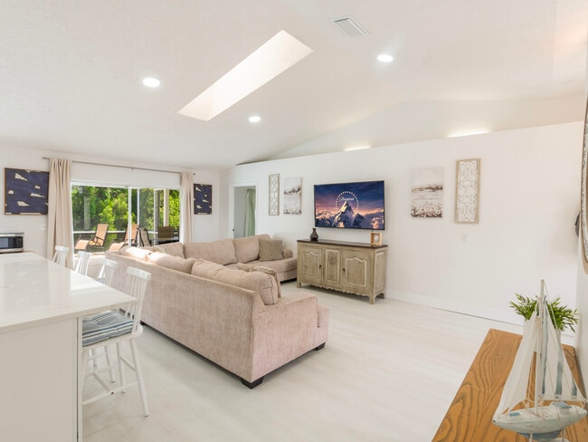 Building Photo - 1123 SW Oak Hollow Ct