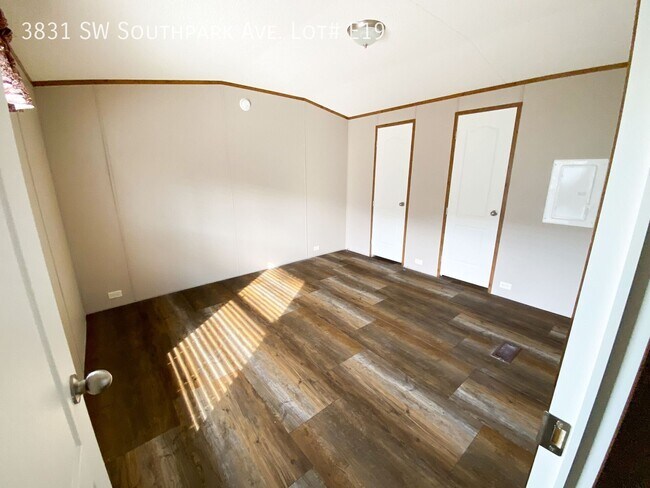 Building Photo - 3831 SW South Park Ave