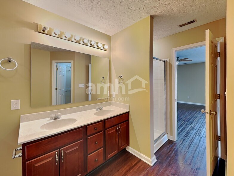 Building Photo - 942 Sheets Ct