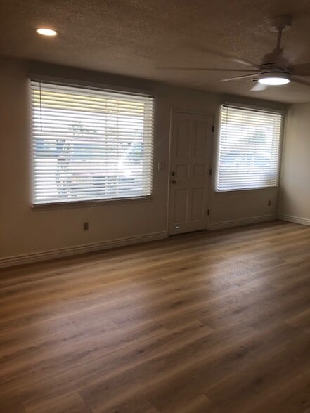 LIVING ROOM DOUBLE PAYNE WINDOWS - 8322 Mango Ave