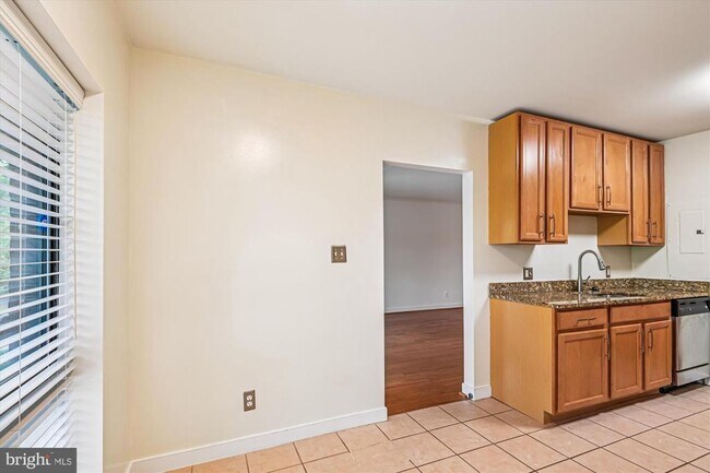 Building Photo - 300 Hilltop Ln