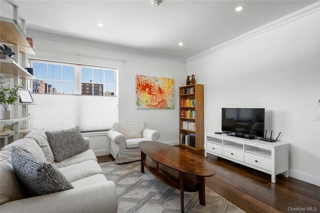 Building Photo - 10 Byron Pl