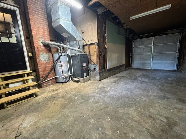 Building Photo - 2324 E Riverside Dr