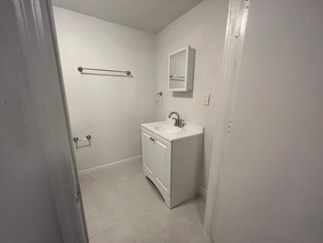 Building Photo - 1300 NE 47th Ct