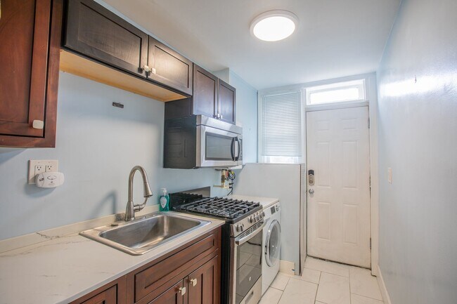 Building Photo - Relaxing 1 BR & 1 Den/1 BA Apartment in Pl...