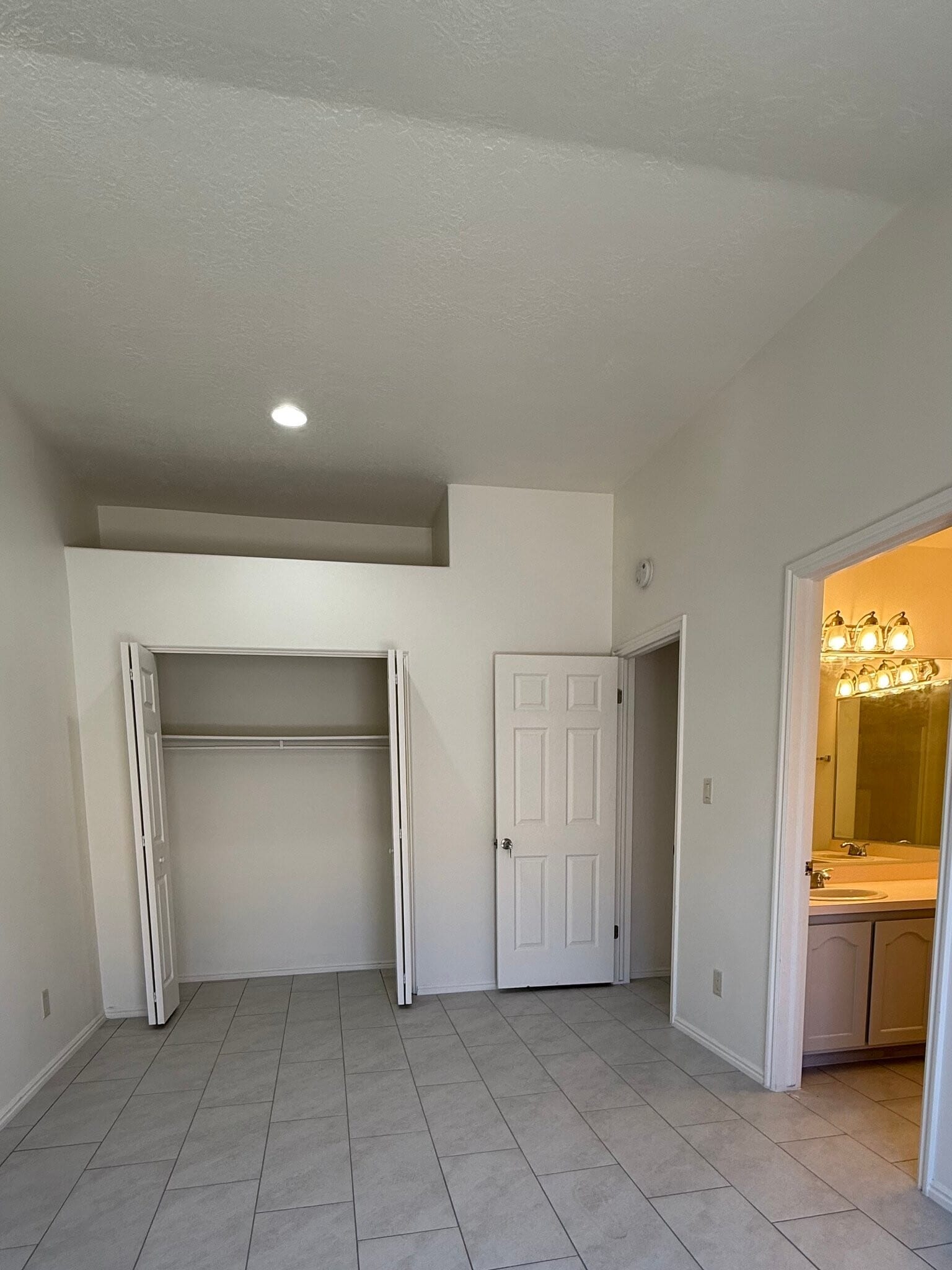 Building Photo - 2050 W Canyon View Dr