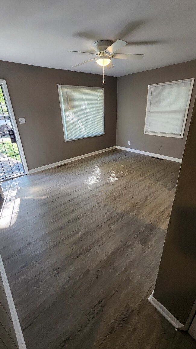 Building Photo - 864 E 35th Ct