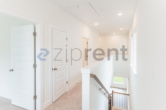 Building Photo - Unit B