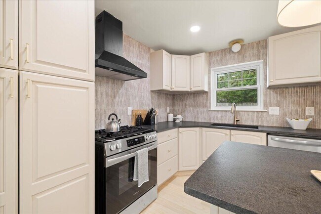 Building Photo - 403 Cheyenne Cir