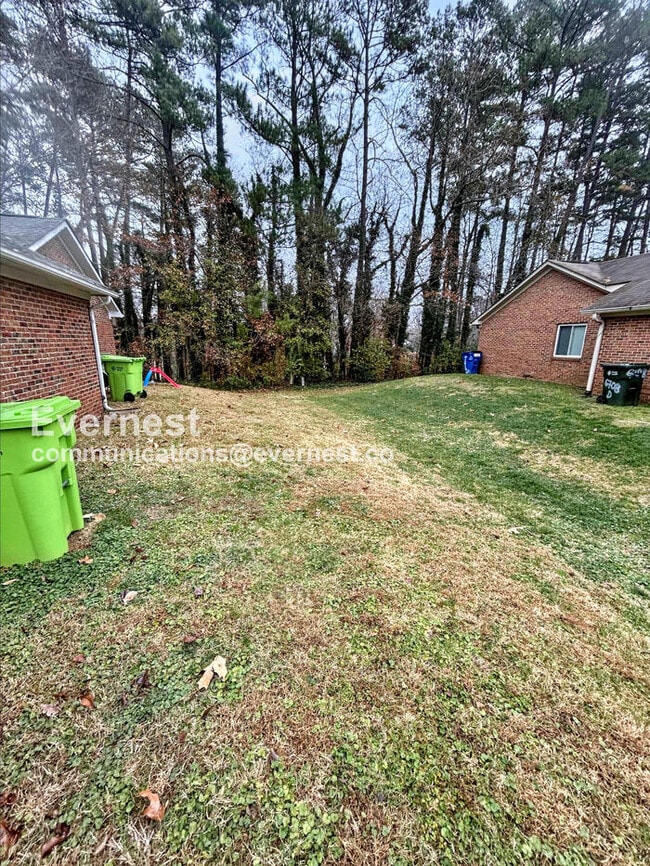 Building Photo - Cozy Home with Driveway Parking and Laundry Hookups
