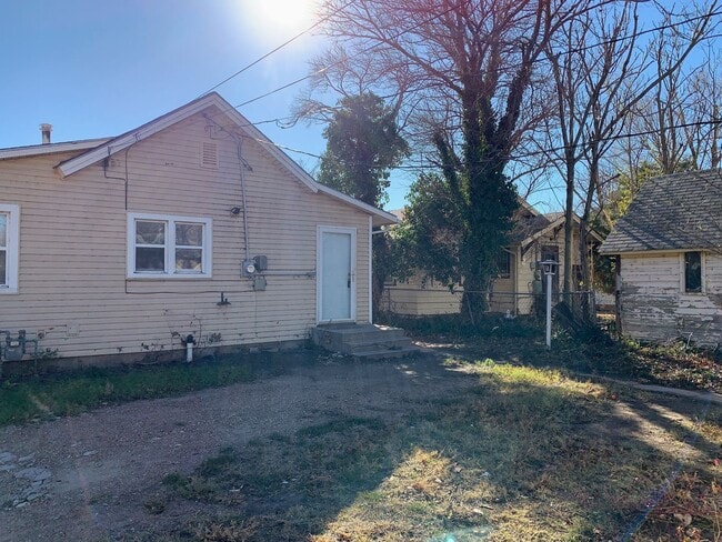 Building Photo - 2 Bed 1 Bath with 2-Car Detached Garage