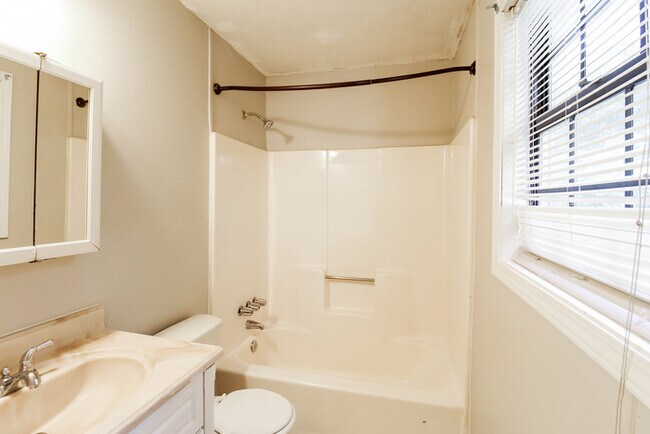 Building Photo - 5017 Dekalb Way