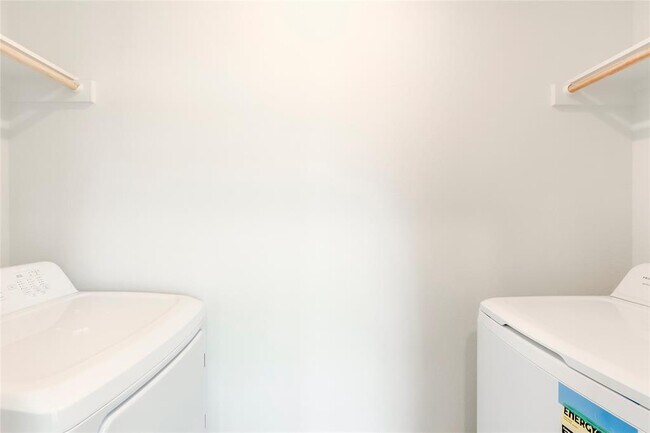 Building Photo - 611 Whoopers Lp