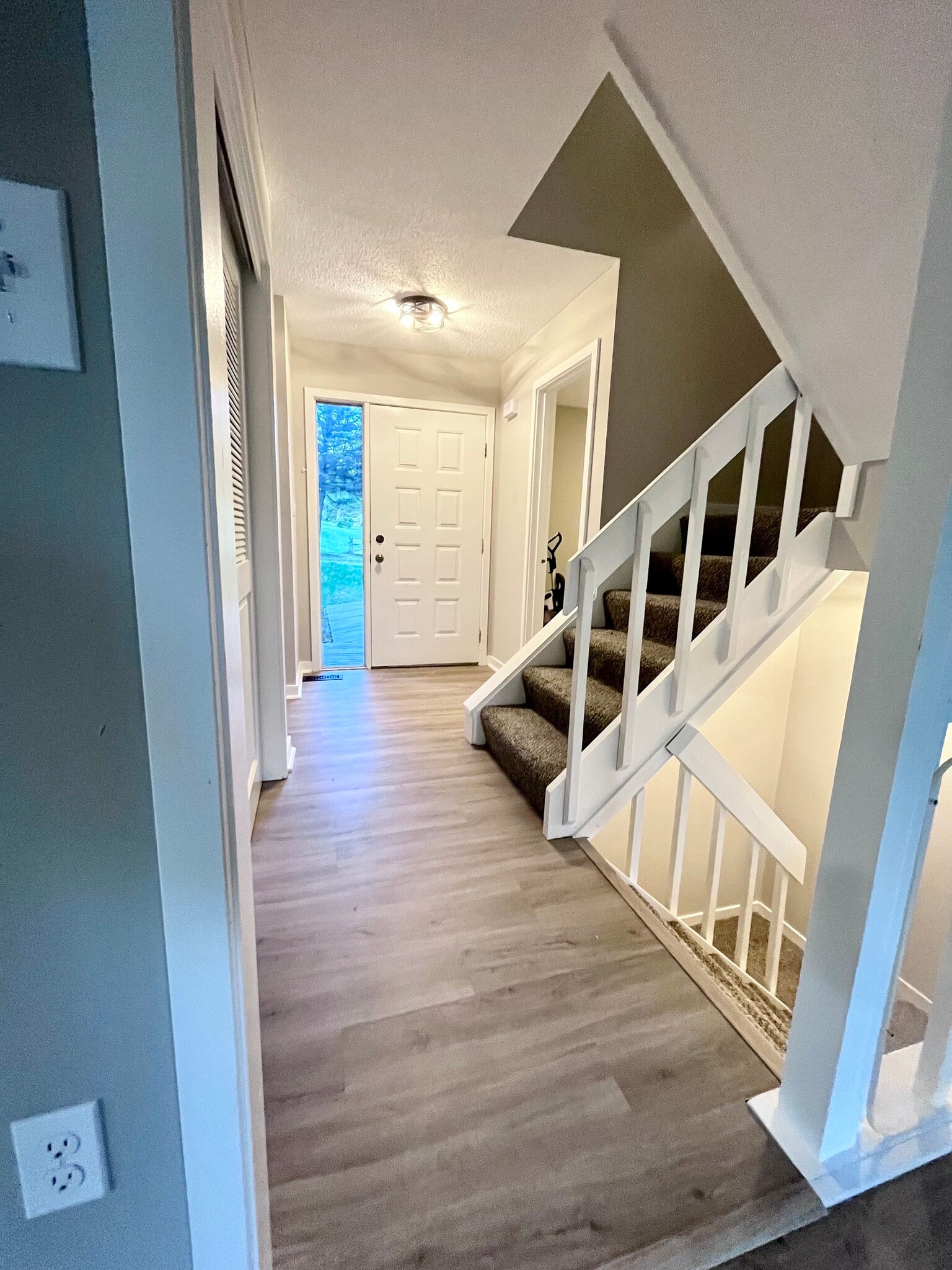 Entry hall with closet storage - 10241 Hightower Ct