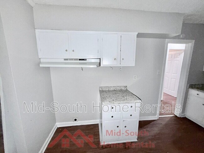 Building Photo - 2050 Sharon Ln