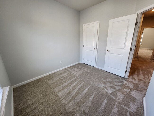 Building Photo - 4 Bedroom Cary Townhome! Great Location, N...
