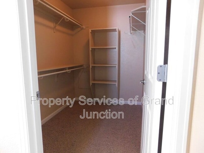 Building Photo - 3006 1/2 Oakwood Drive