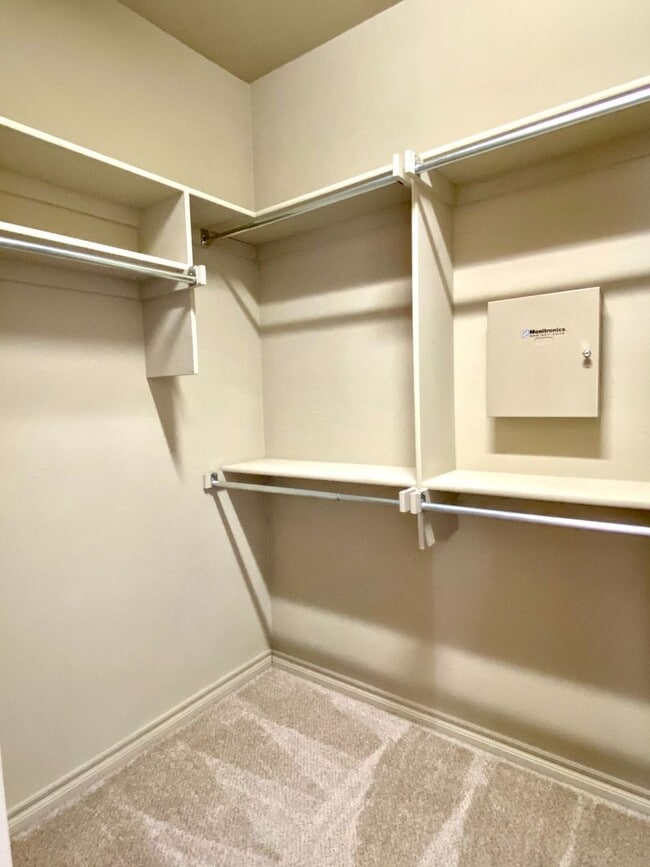 Building Photo - 3 Bed, 3 Bath With Bonus Room in Deer Creek Schools