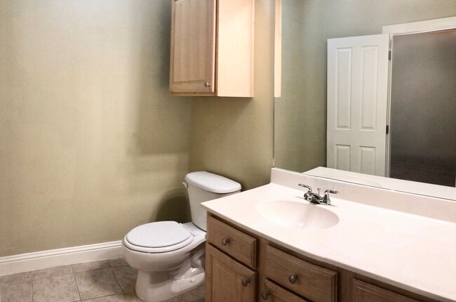 Building Photo - 3 Bedroom Townhouse Available now  in a de...