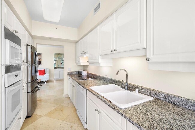 Building Photo - 4775 Collins Ave