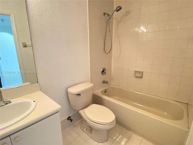 Building Photo - 1658 SE 28th Ct