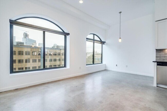 Building Photo - 507 Sabine St
