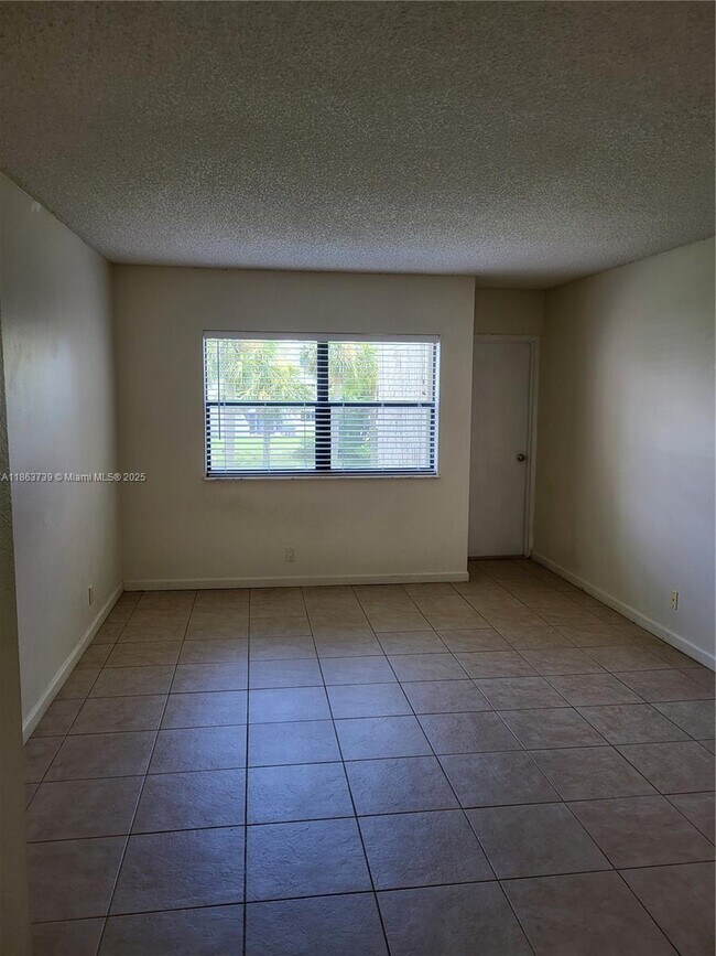 Building Photo - 230 Lakeview Dr